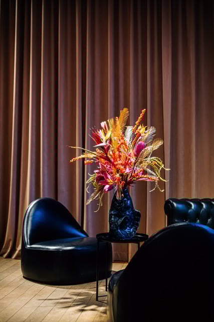 Firespace - Sessel mit Blumengesteck